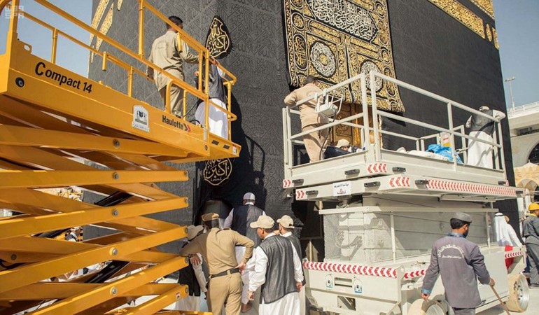 السعودية: رئاسة "شؤون الحرمين" تُعيد إسدال ثوب الكعبة وتثبيته