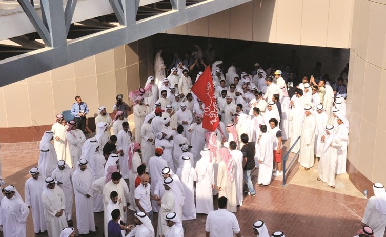 فرحة بالفوز في العلوم الاجتماعية﻿