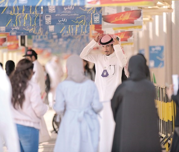 إقبال من الطالبات على المشاركة في العرس الديموقراطي﻿