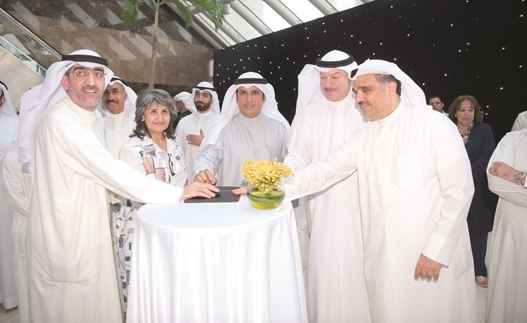 الوزير د. فالح العزب وعبد اللطيف السريع وم. قصي الشطي أثناء تدشين البوابة الالكترونية لوزارة العدل	 (محمد هنداوي )﻿