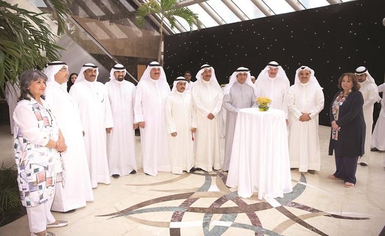 الوزير د. فالح العزب يتوسط المسؤولين وبينهم عبد اللطيف السريع وم. قصي الشطي﻿