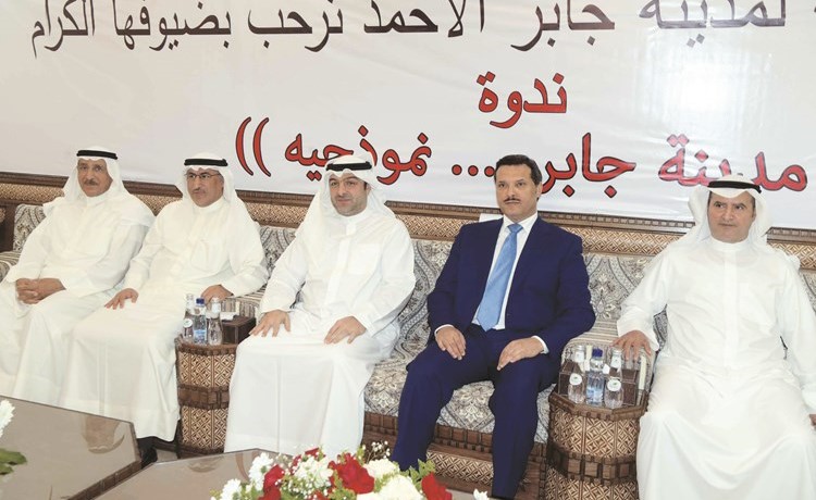 عصام المرزوق ود.جمال الحربي وياسر أبل ود.محمد الفارس وأحمد الجسار خلال الندوة 	(محمد هاشم)﻿