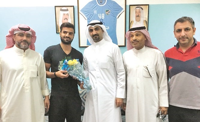سامي بويابس وزياد الشطي يقدمان باقة ورد لأحمد عبدالغفور ﻿