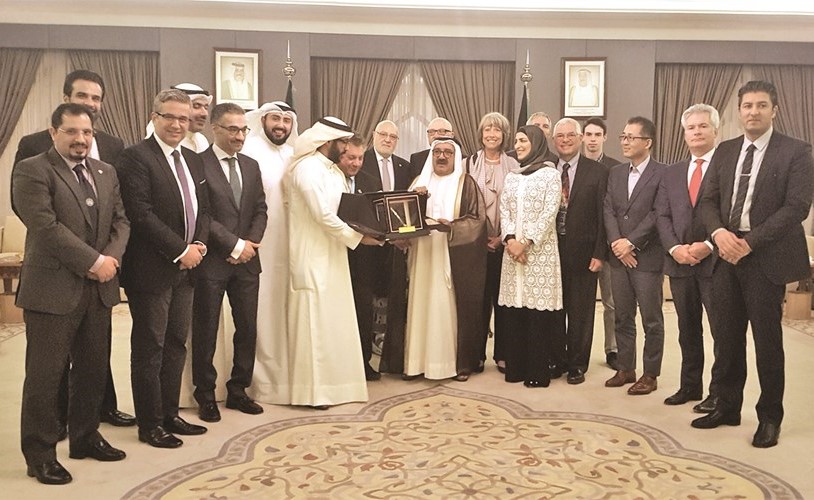 الشيخ ناصر صباح الأحمد مستقبلا الشيخ د. سلمان خليفة الصباح والوفود الرسمية المشاركة في مؤتمر الجراحين ﻿