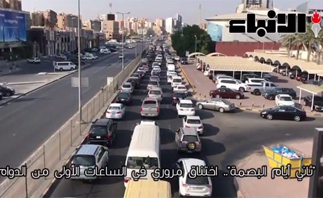 بالفيديو.. في اليوم الثاني للبصمة.. حضر الزحام واعتصم موظفو «التربية»