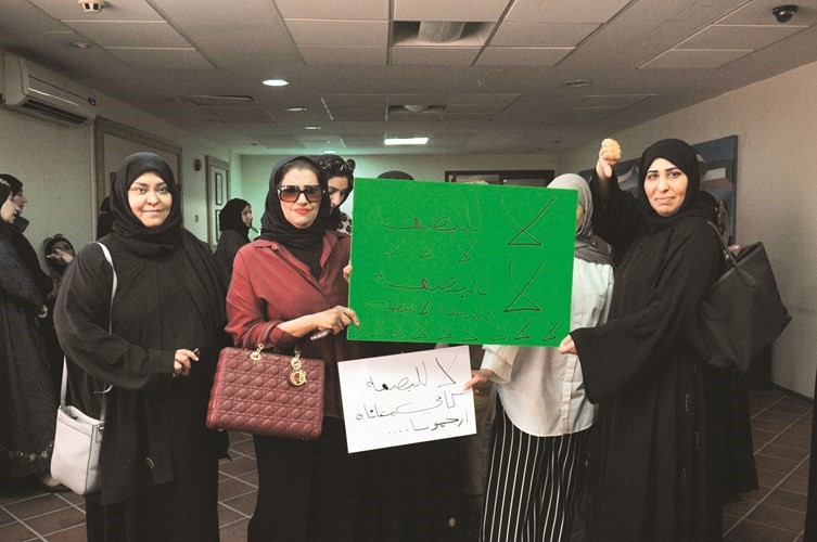 موظفات يرفعن لافتات رافضة للبصمة في مبنى التربية ﻿