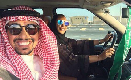 تغريدة مواطن سعودي لصورة تجمعه بزوجته تجد جدلاً واسعاً .. إليكم القصة
