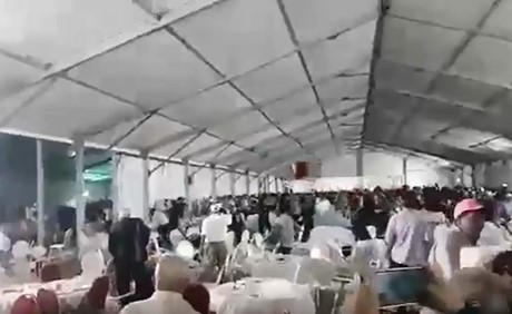 بالفيديو.. معركة بالكراسي والصحون في مؤتمر حزبي بالمغرب.. وإصابة العشرات