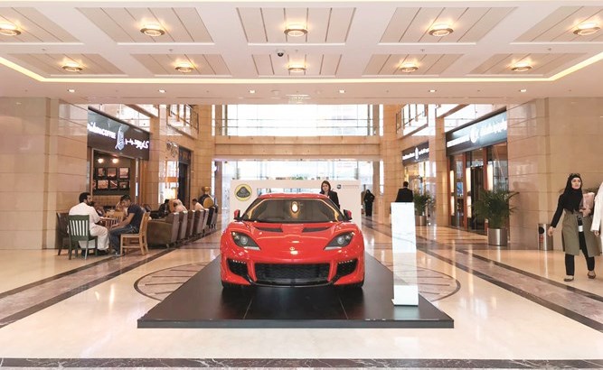 «لوتس الغانم» تعرض أيقونتها Evora 400 في مجمع الراية