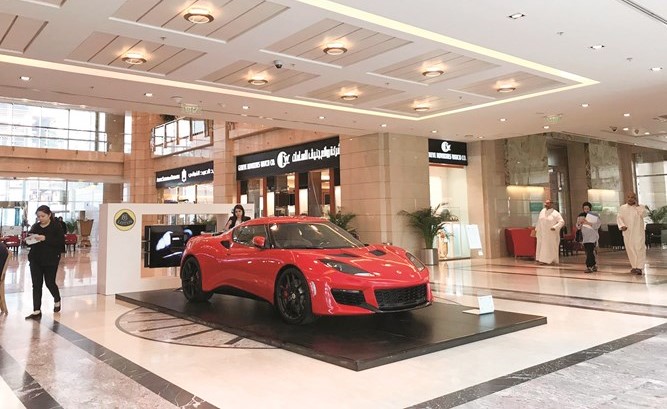 «لوتس الغانم» تعرض أيقونتها Evora 400 في مجمع الراية