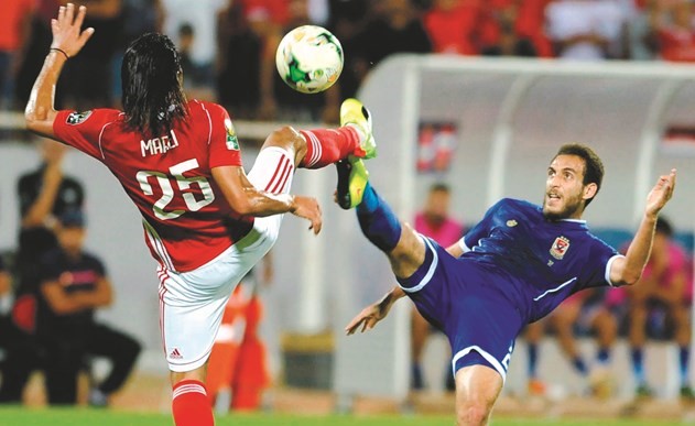 مهاجم النجم الساحلي عمرو مرعي في كرة مشتركة مع لاعب الأهلي هشام محمد	(أ.ف.پ) ﻿