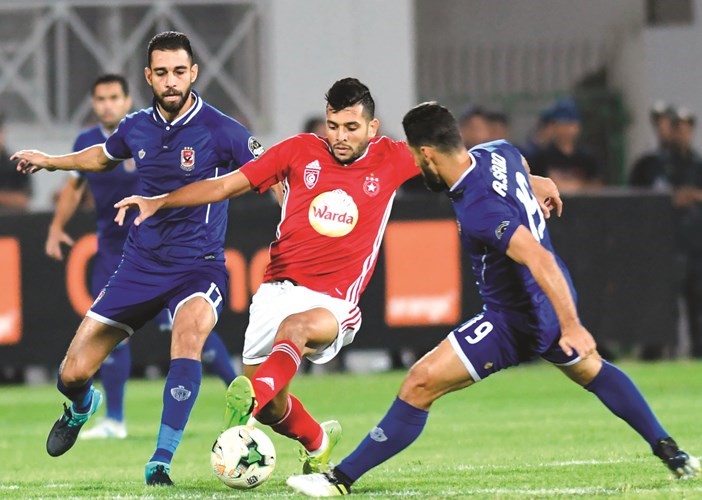 مهاجم النجم الساحلي امين بن عمور يحاول المرور من عبدالله السعيد وعمرو السوليه	(أ.ف.پ) ﻿