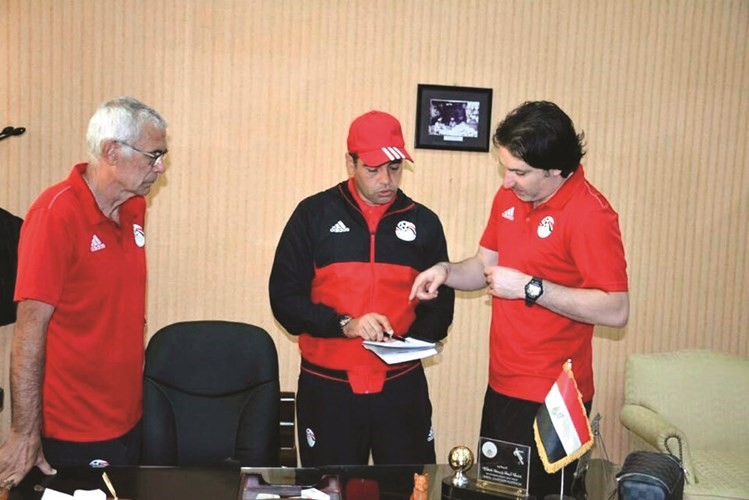 المدرب الارجنتيني هيكتور كوبر مع مساعديه ﻿