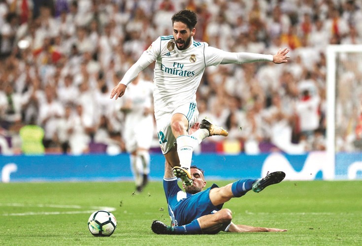 أيقونة النادي الملكي إيسكو يتجاوز لاعب إسبانيول سيرجي داردير (رويترز)﻿