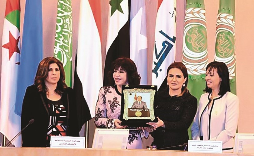 ﻿نصر متسلمة درع تكريم المؤتمر للرئيس عبدالفتاح السيسي ﻿