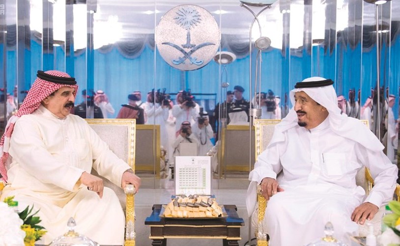 خادم الحرمين الشريفين الملك سلمان بن عبدالعزيز مستقبلا في قصر السلام بجدة الملك حمد بن عيسى ملك مملكة البحرين امس 	(واس) ﻿