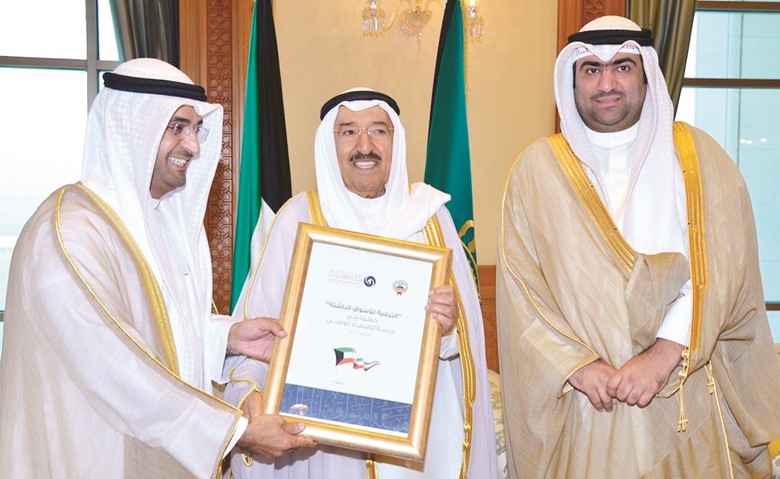 صاحب السمو الأمير الشيخ صباح الأحمد خلال استقباله خالد الروضان ود.نايف الحجرف ﻿