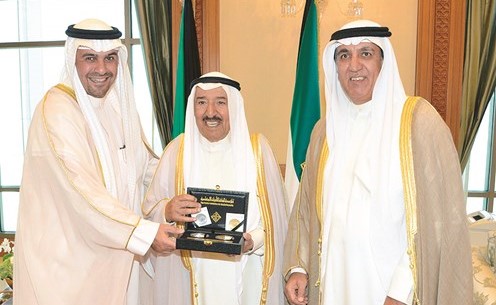صاحب السمو الأمير يتسلم الإصدار من أنس الصالح وحمد الحميضي ﻿