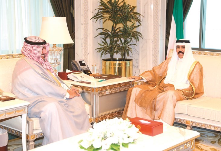 سمو ولي العهد خلال استقبال الشيخ ثامر العلي﻿