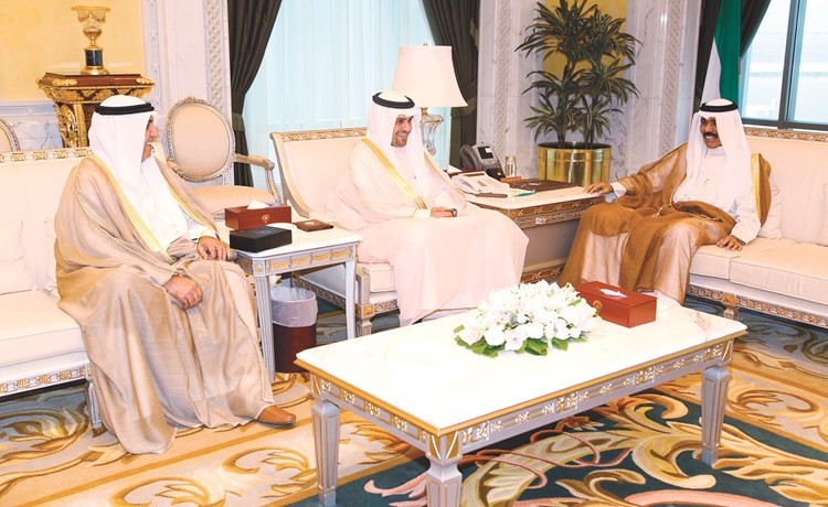 سمو ولي العهد الشيخ نواف الأحمد مستقبلا انس الصالح وحمد الحميضي ﻿