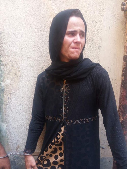 بالصور.. هذا ما حدث لعاشق ارتدى النقاب لمقابلة حبيبته