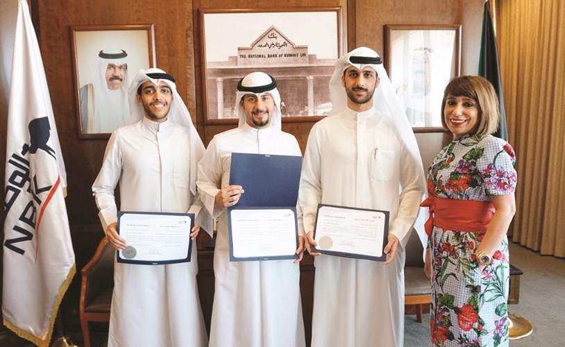 فريدة النقيب مع المتدربين المشاركين في البرنامج﻿