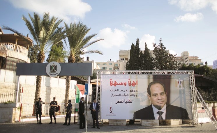 صورة الرئيس عبد الفتاح السيسي على لوحه كبيرة رفعت أمام مقر مجلس الوزراء الفلسطيني في غزة	(ا.پ)﻿