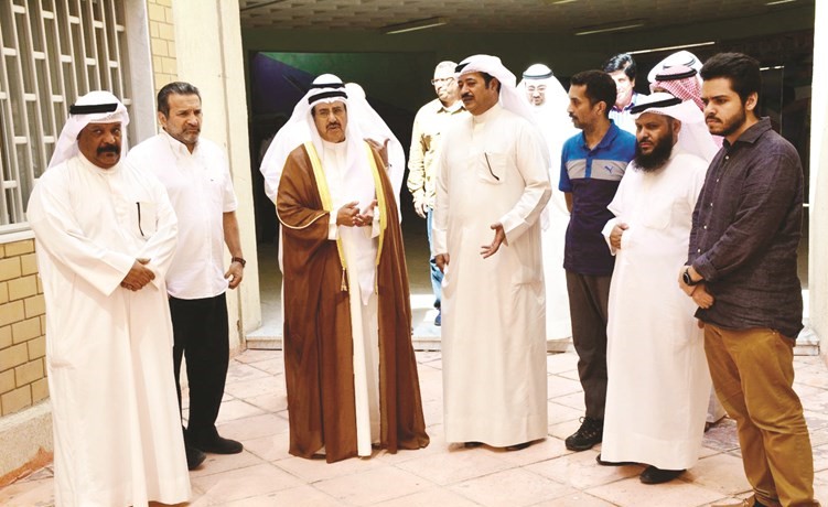 الفريق أول م.أحمد الرجيب خلال الجولة في إحدى مدارس مبارك الكبير﻿