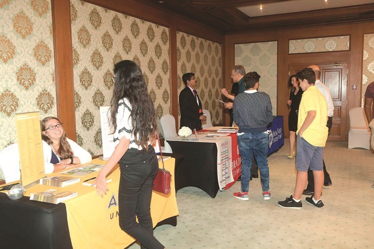 الإجابة على أسئلة الطلبة ﻿