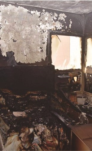 ﻿آثار الحريق تبدو واضحة داخل الغرفة التي وقع فيها بمنطقة سلوى ﻿