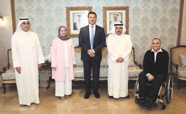 د.جمال الحربي مستقبلا د.فاطمة الثلاب وأعضاء الجمعية الكويتية لدعم المخترعين﻿
