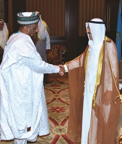 صاحب السمو مصافحا سفير نيجيريا ﻿