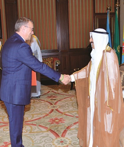 صاحب السمو مصافحا سفير التشيك ﻿