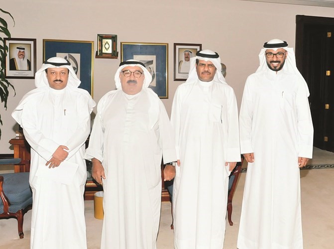الشيخ ناصر صباح الأحمد مستقبلا وليد المطيري وخالد العتيبي وفهد العنزي ﻿