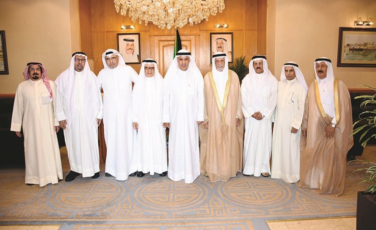 صالح الفضالة مع عدد من وجهاء وأعيان الكويت﻿
