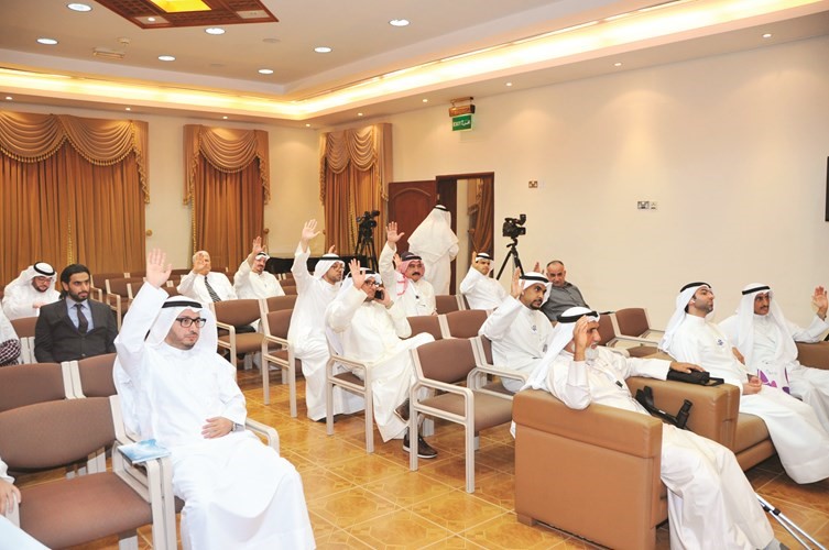 أعضاء الجمعية العمومية لدى مناقشة التقريرين الأدبي والمالي لجمعية أعضاء هيئة التدريس ﻿