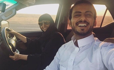 أول "سيلفي" لشاب سعودي مع والدته التي تقود السيارة