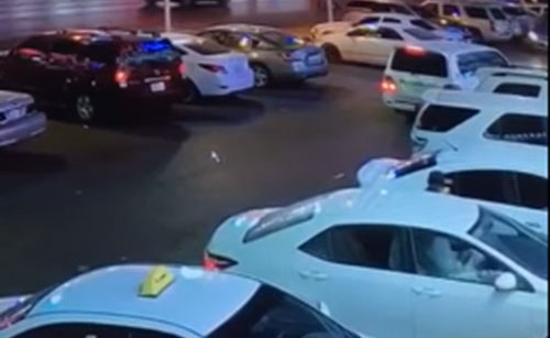 بالفيديو..حادث مروع لرجل وامرأة أثناء عبورهما الطريق في السعودية