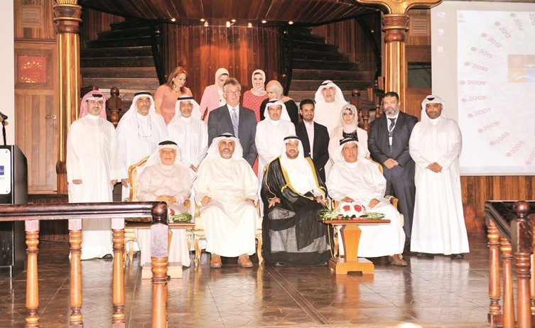 الشيخ عبدالله الأحمد متوسطا ممثلي الأمم المتحدة وموظفي البيئة العاملين في الاتفاقية﻿