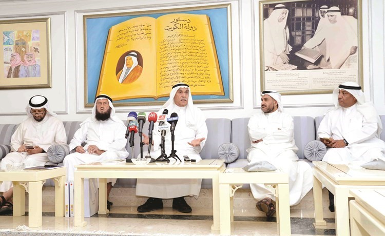 أحمد السعدون متحدثا وبجانبه د. محمد الكندري وخالد السلطان وعبداللطيف العميري ويبدو نجيب السلاحي 	(شانافاس قاسم)﻿