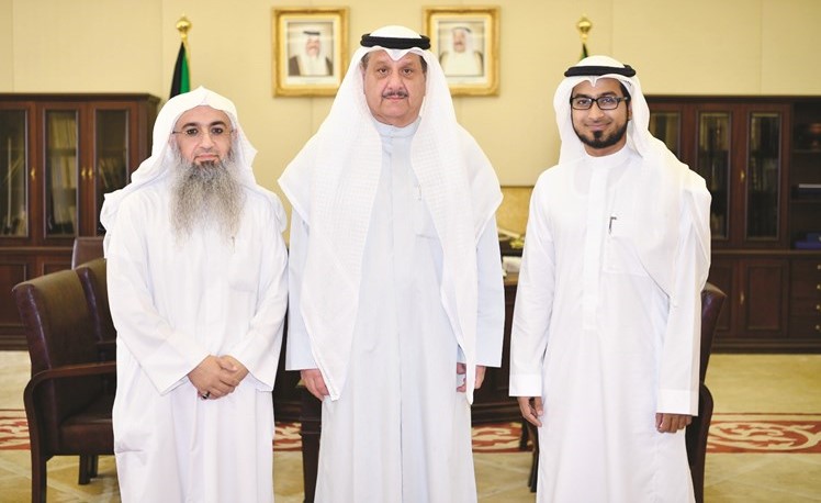 عيسى الكندري خلال استقباله ممثل المركز الروهنجي والناشط الحقوقي عمران الأركاني ﻿