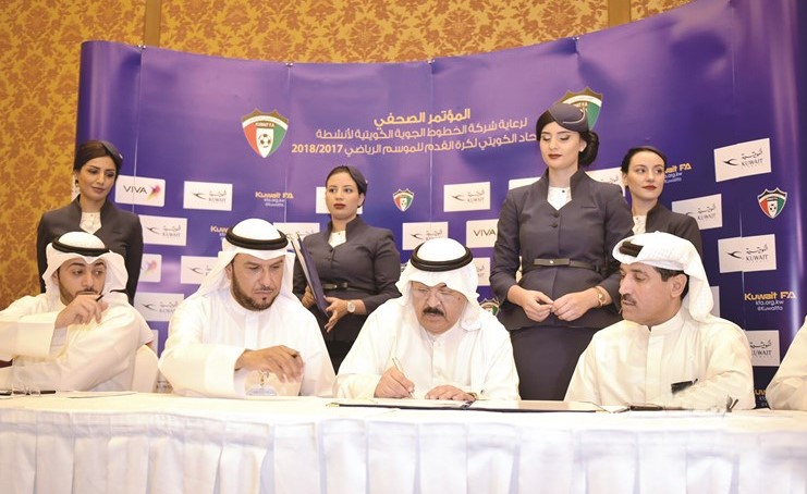 فايز العنزي وابراهيم الشهاب ود.محمد خليل لحظة توقيع العقد بين الاتحاد والكويتية ﻿