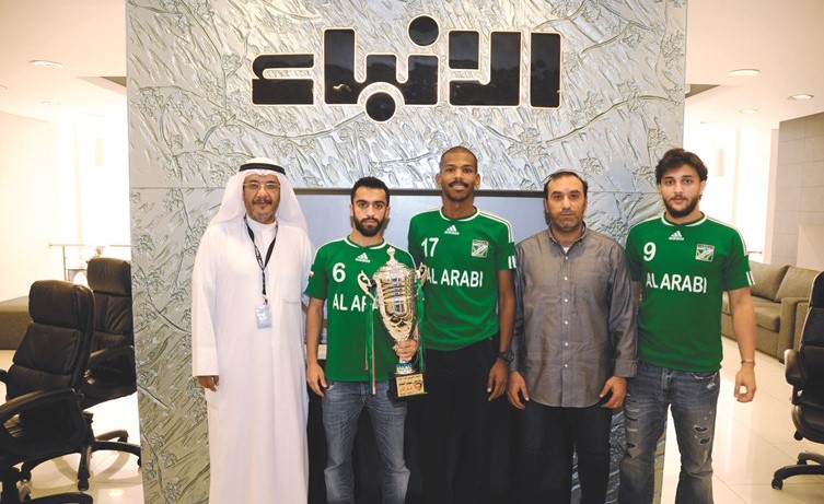زكريا وأديلم وفحص والحداد يحملون الكأس إلى جانب الزميل مبارك الخالدي	 (هاني الشمري) ﻿