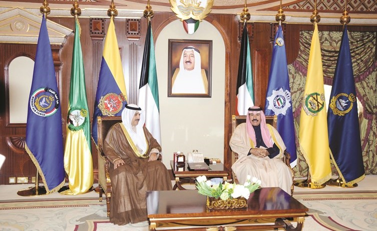  سمو ولي العهد الشيخ نواف الأحمد وإلى جانبه دعيج العتيبي في مناسبة سابقة ﻿