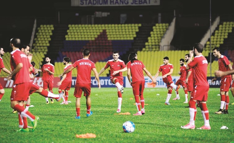 نجوم المنتخب السوري يتدربون في ملعب جيبات في ماليزيا	(أ.ف.پ)﻿