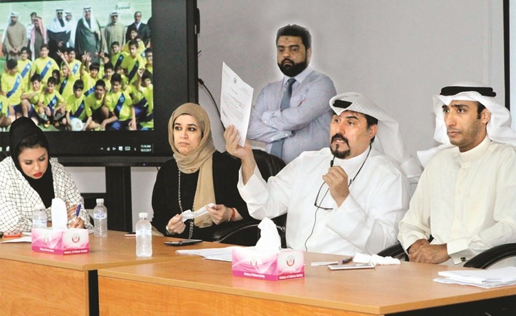 أبل يتحدث خلال الاجتماع الى جانب عايش وناهد الفهد ﻿