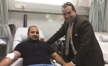 احمد ابوستيت وأحد المتبرعين خلال الحملة﻿