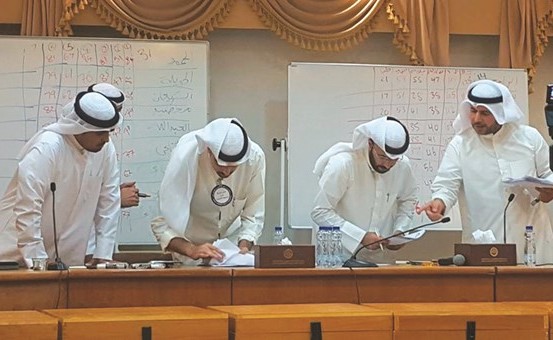 جانب من عملية فرز الأصوات﻿