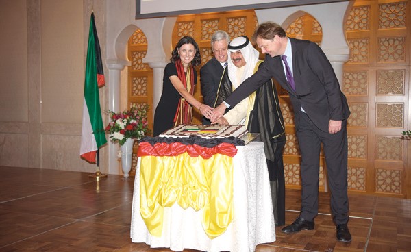 خالد الجارالله يشارك السفير الألماني كارلفريد بيرغنير قطع كيكة حفل سفارة ألمانيا بالعيد الوطني    (محمد هنداوي)