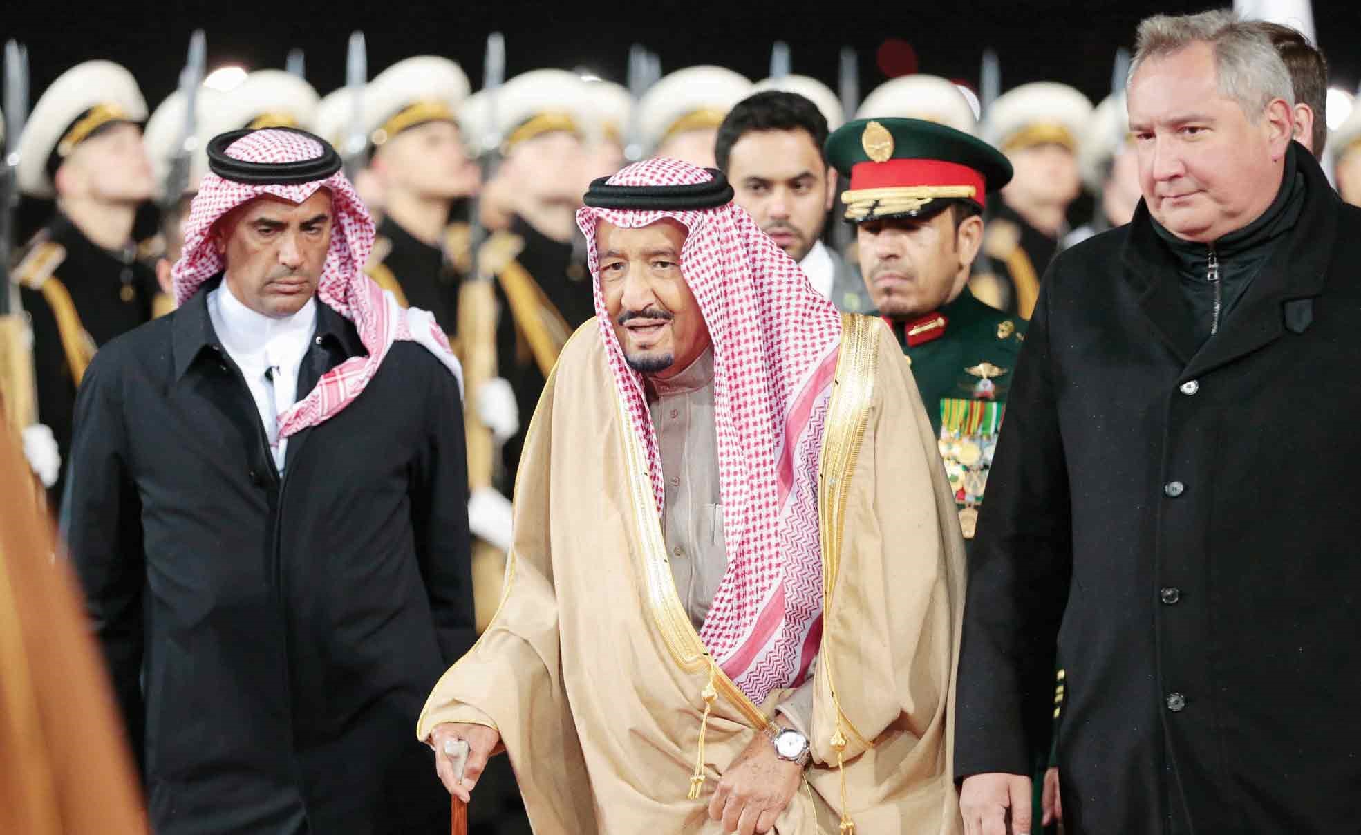 نائب رئيس الوزراء الروسي ديمتري روغوزين مستقبلا خادم الحرمين الشريفين الملك سلمان بن عبدالعزيز في مطار فنوكوفو مساء امس 	(أ.پ)﻿